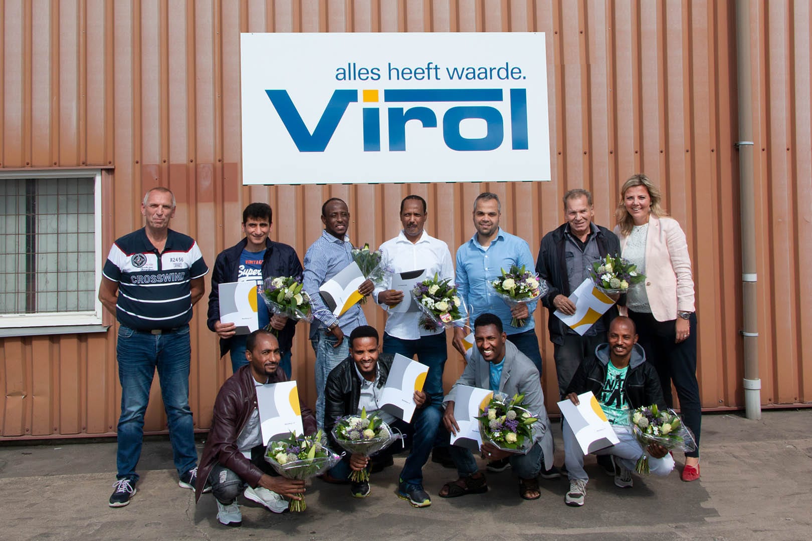 groep leerlingen met diploma bij Virol