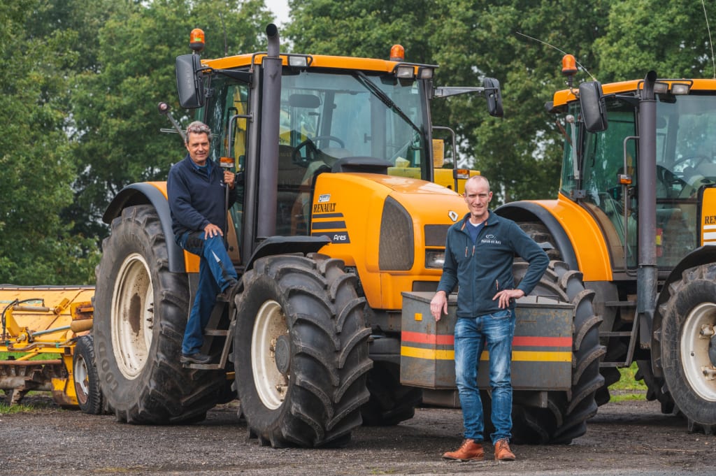 Hendrik Huls en Arjan de Jonge bij een grote tractor