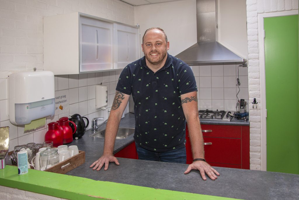 Martin Schut in het keukentje van de school in Vriescheloo