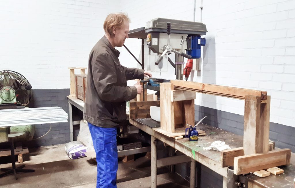 Johan aan het werk in de werkplaats van het Werklab Westerwolde in Vlagtwedde