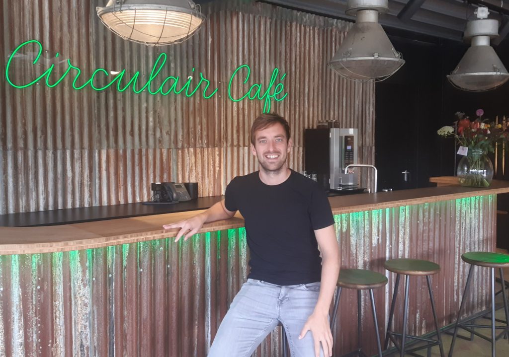 Kees Noordmans aan de bar van het Circulair Café van het bedrijf OPNIEUW! in Buitenpost