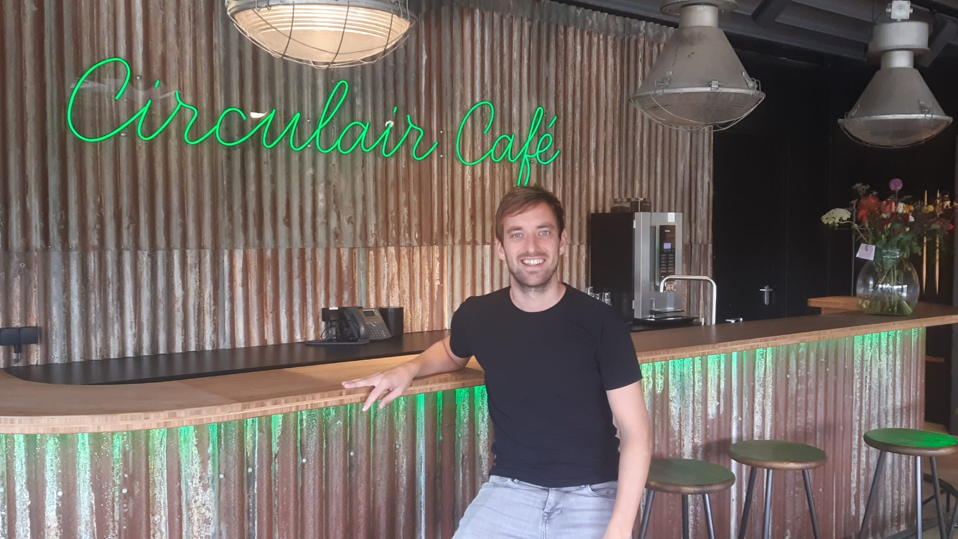Kees Noordmans aan de bar van het Circulair Café van het bedrijf OPNIEUW! in Buitenpost