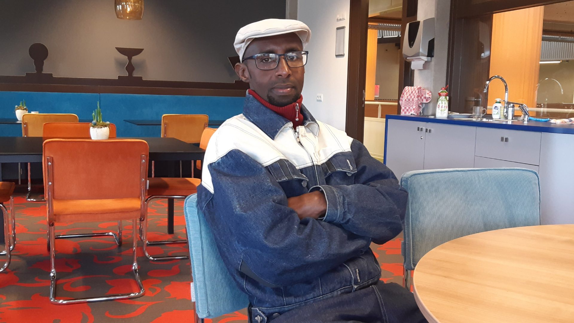 Ibrahim in de kantine van de Campus Noorderpoort