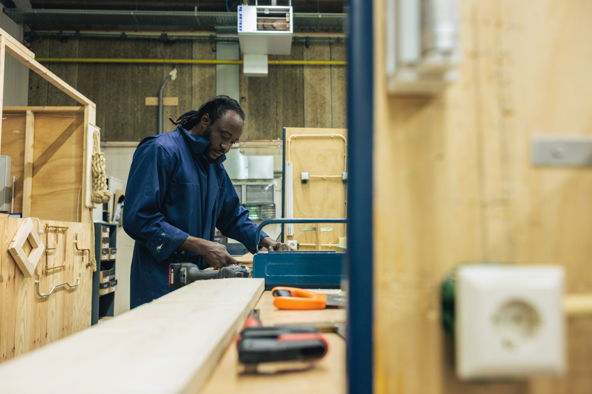 Een man aan het werk in het TechniekLab van Afeer