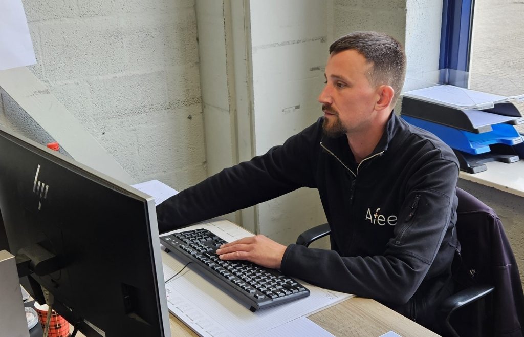 Marco Luttjeboer aan het werk achter zijn computer