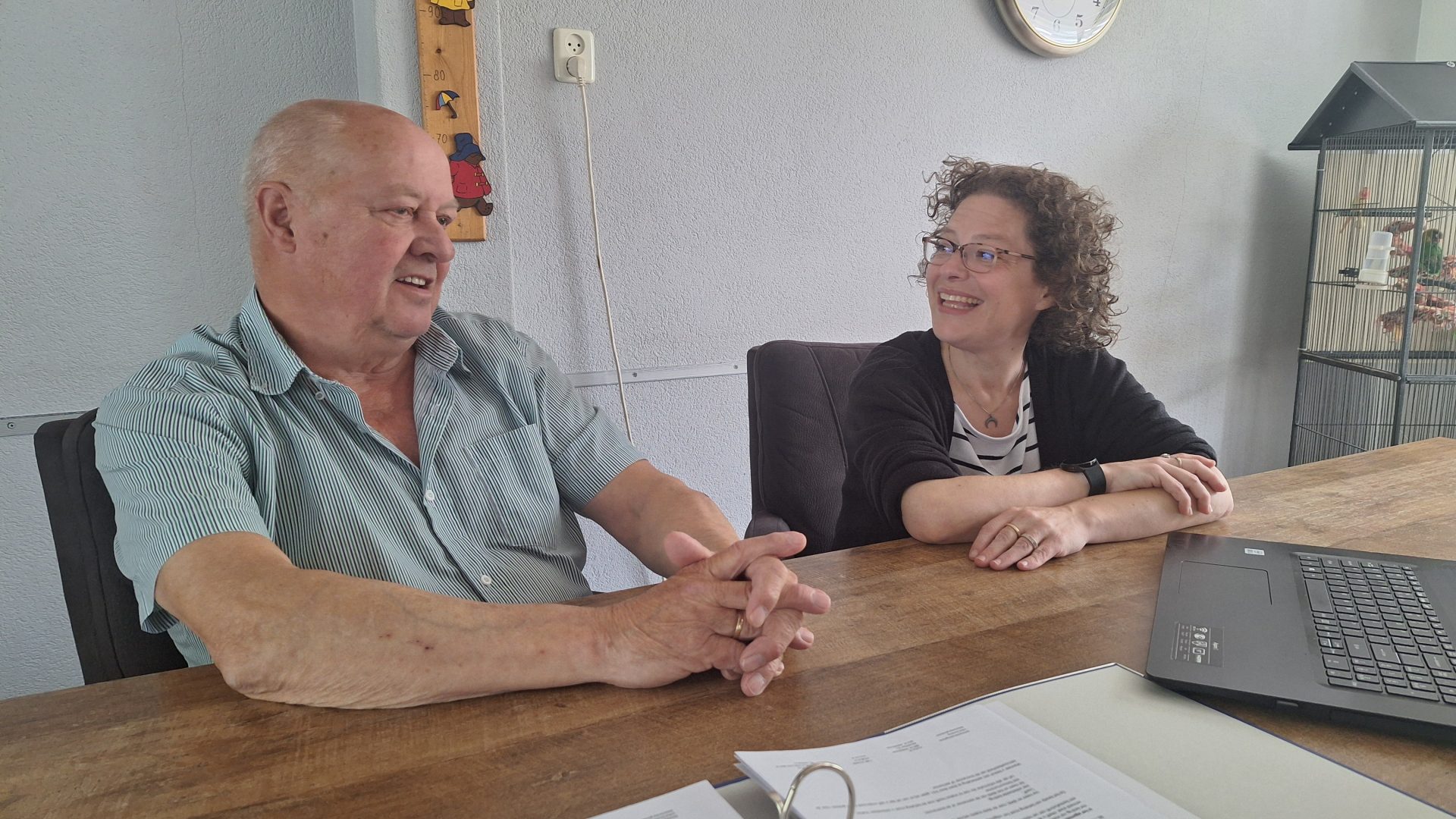 Tanne is op huisbezoek en zit bij een klant aan de eettafel