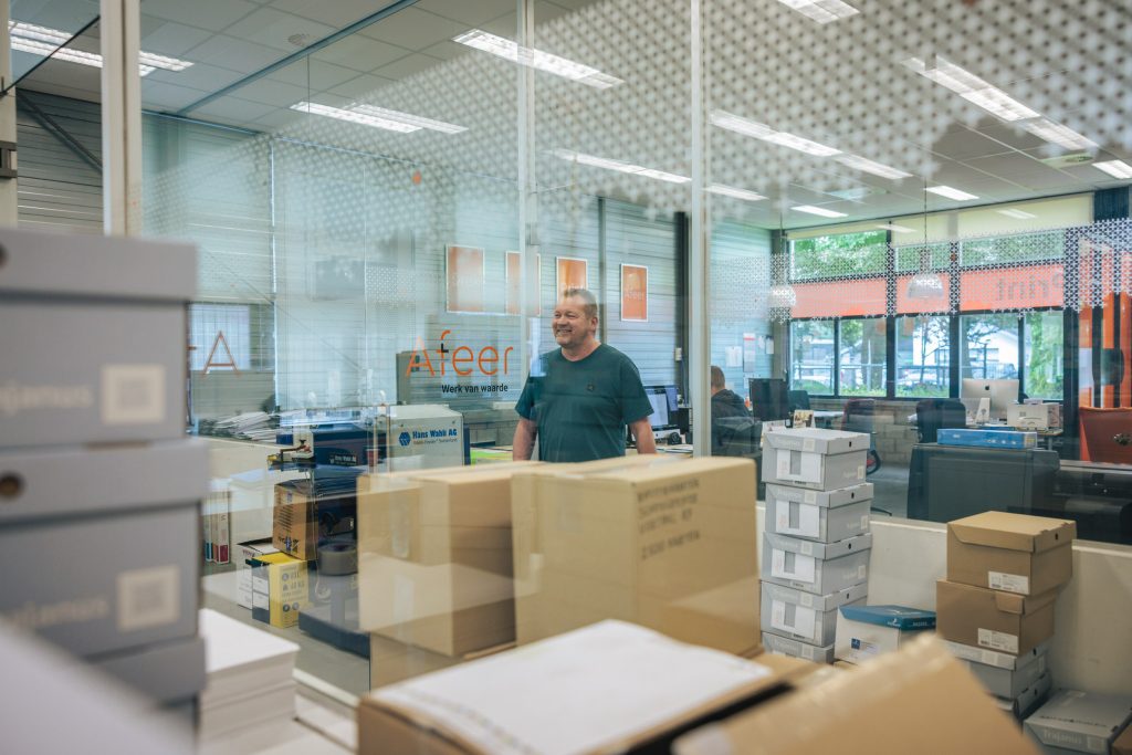 André Streunding loopt door de ruimte van Afeer Druk & Print