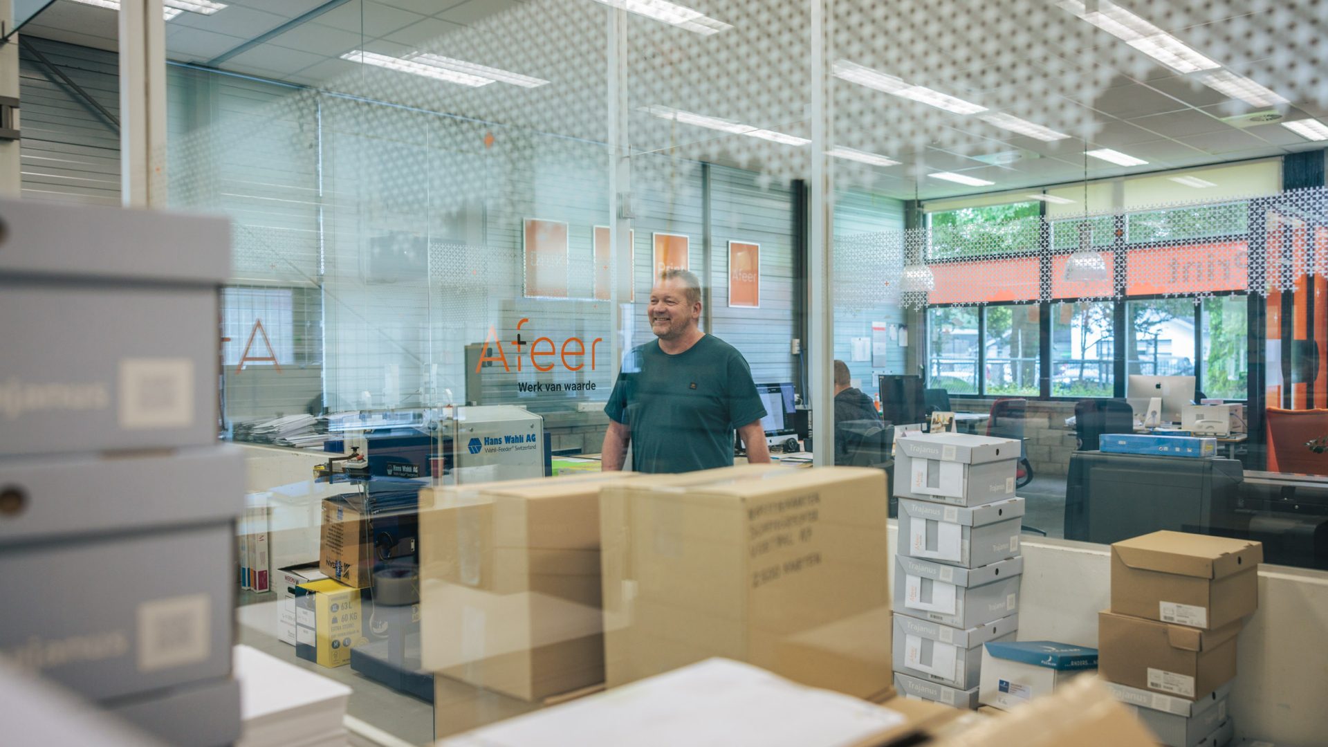 André Streunding loopt door de ruimte van Afeer Druk & Print