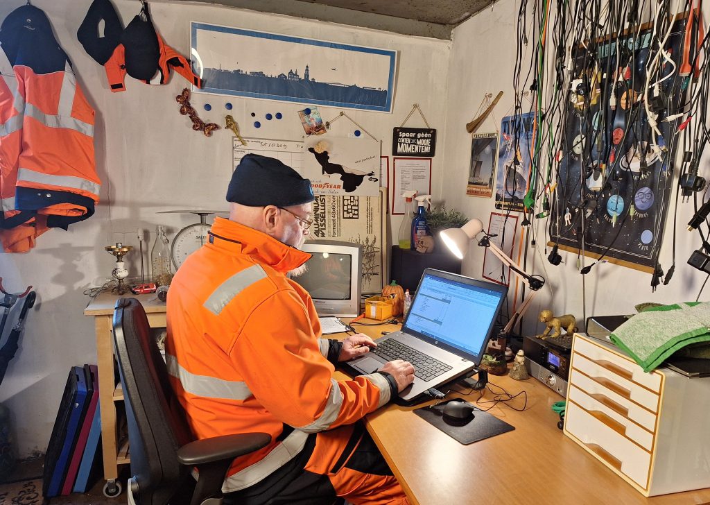 Erik achter de computer in zijn containerkantoor