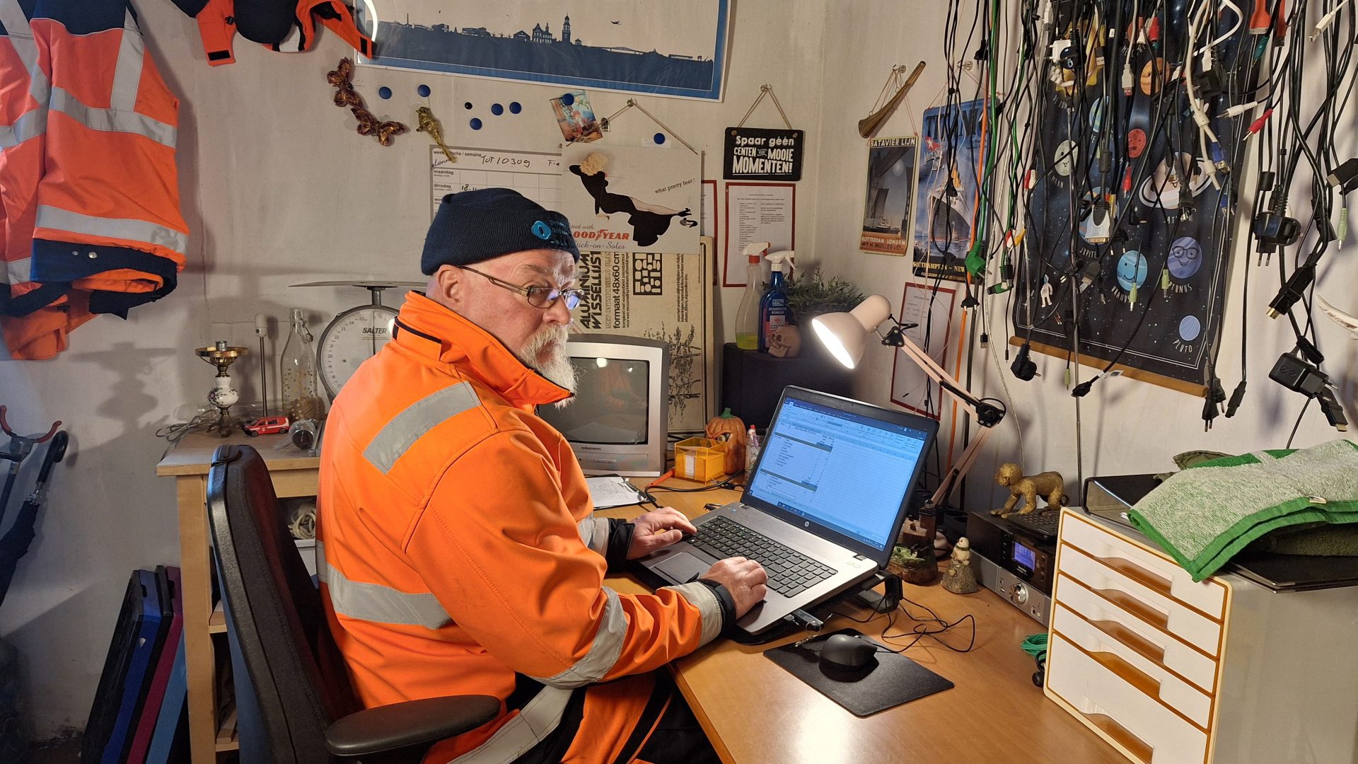 Erik achter de computer in zijn containerkantoor