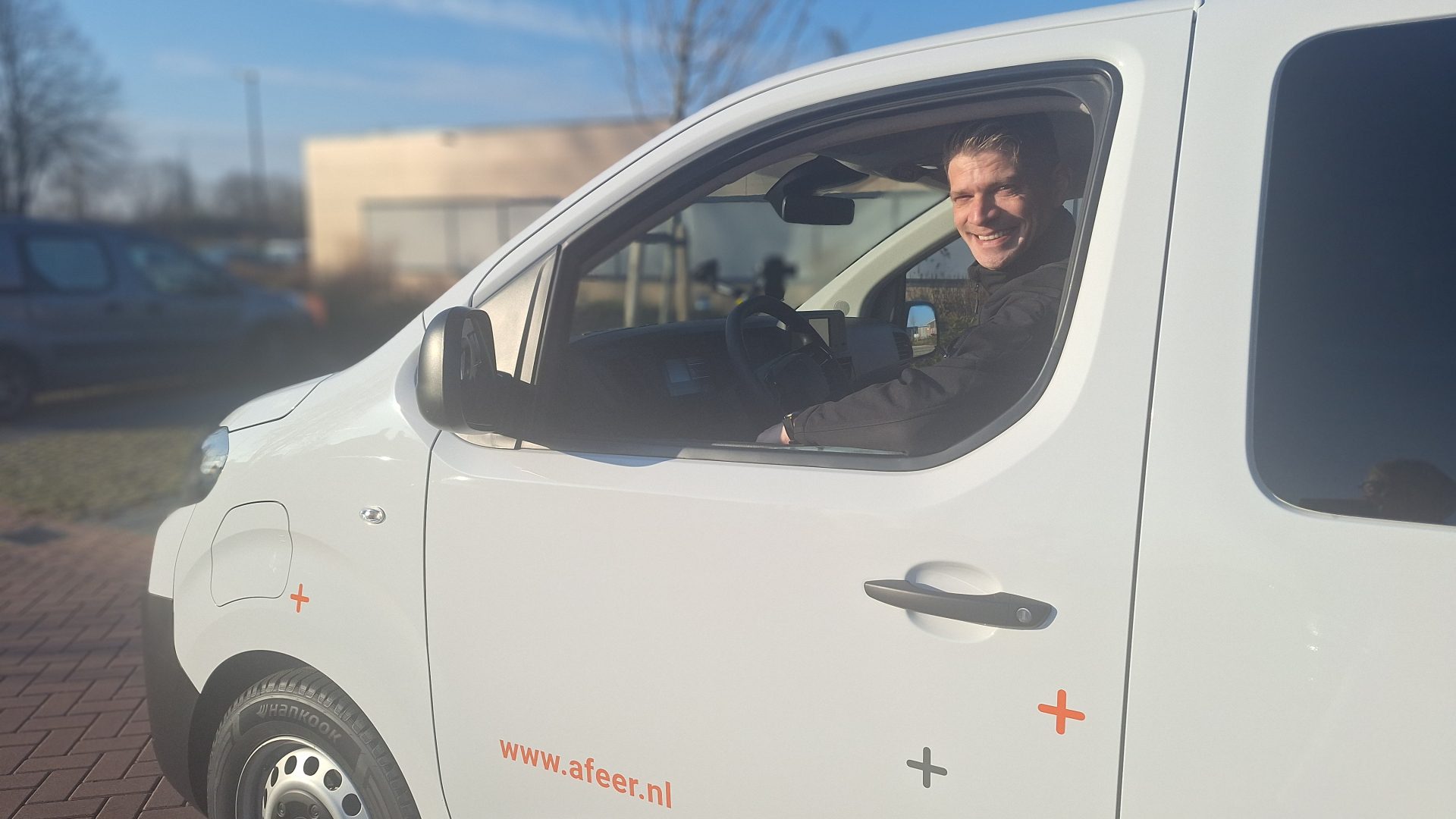 Jeroen achter het stuur in een busje van Afeer